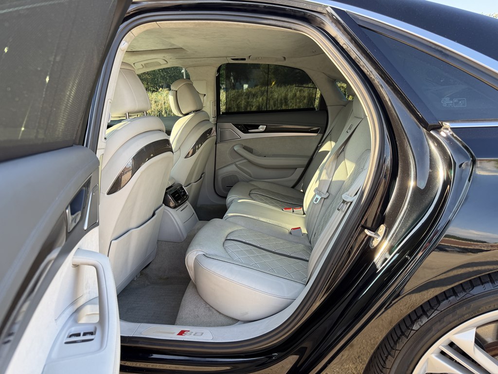 Photo 40 of this AUDI S8
