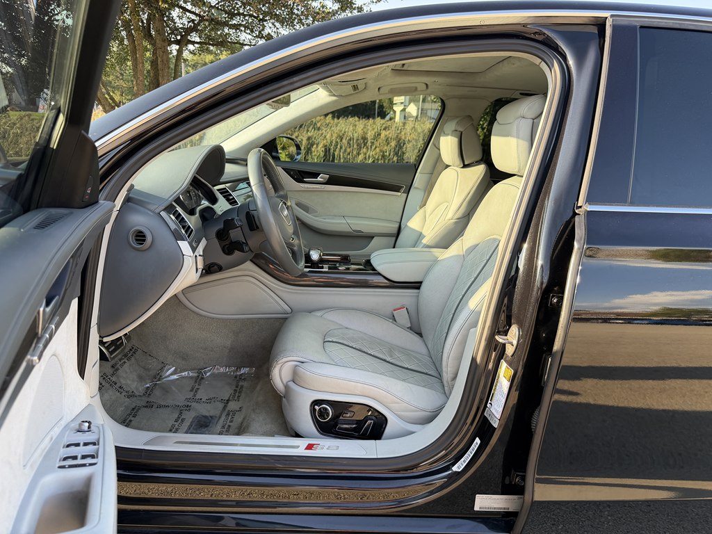 Photo 32 of this AUDI S8