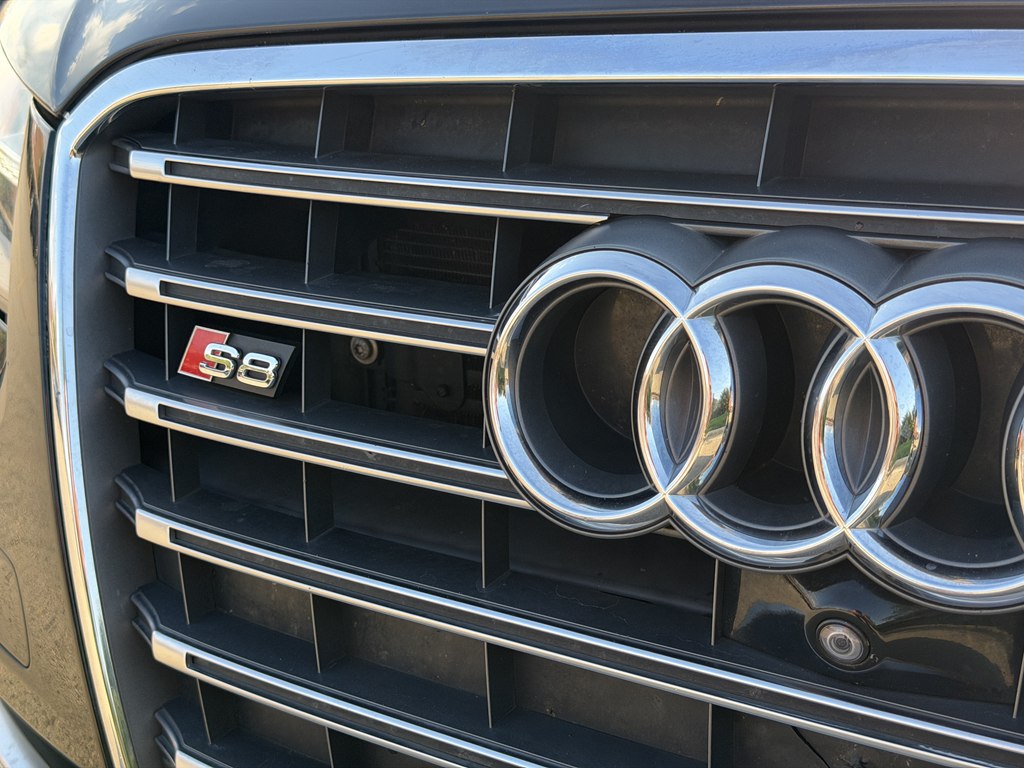 Photo 15 of this AUDI S8