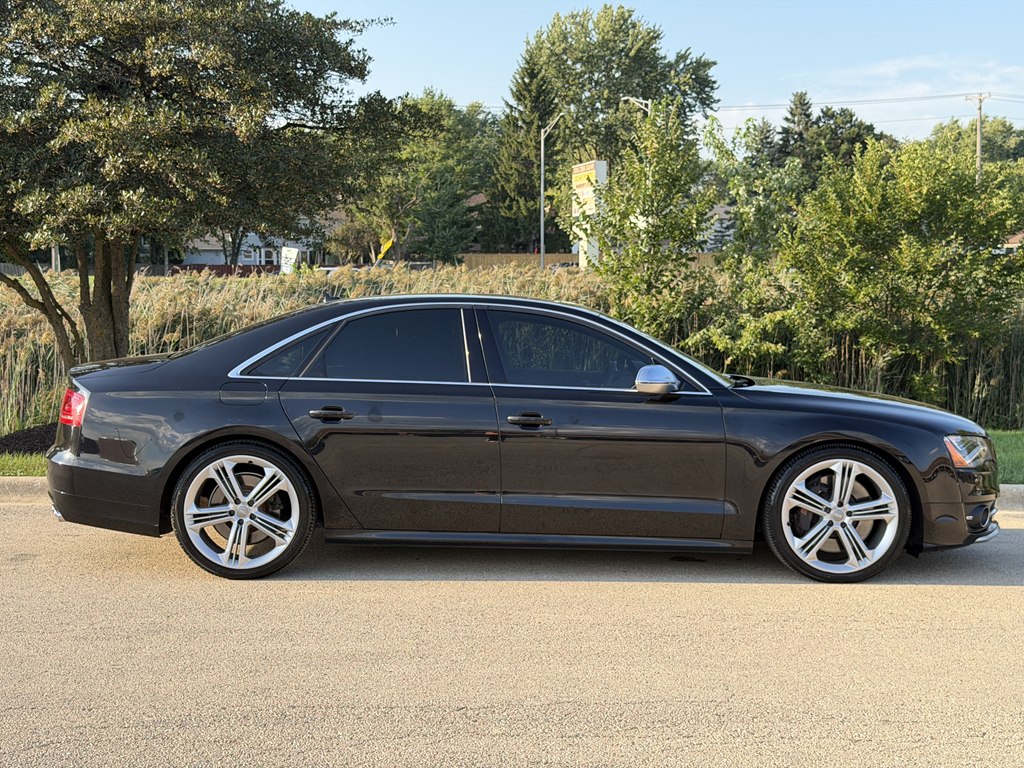 Photo 5 of this AUDI S8