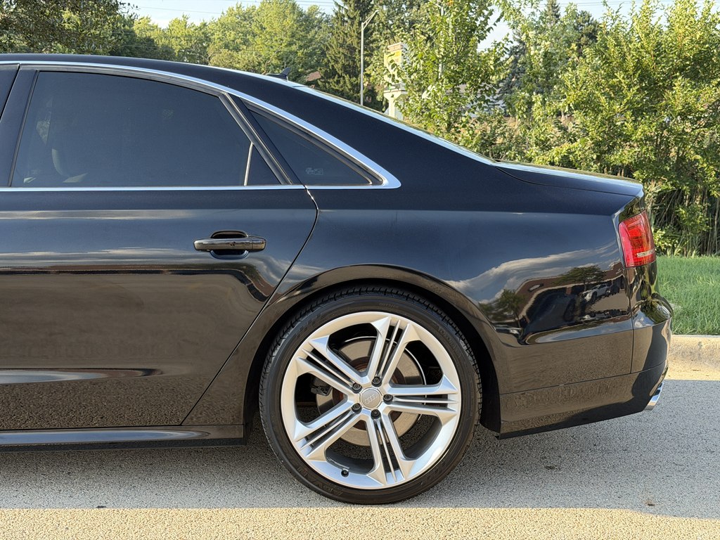 Photo 10 of this AUDI S8