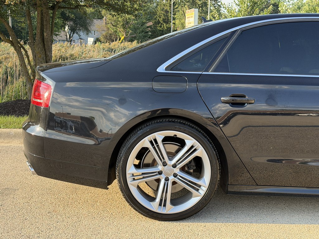Photo 6 of this AUDI S8