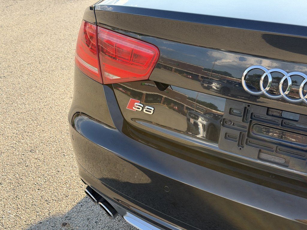 Photo 11 of this AUDI S8