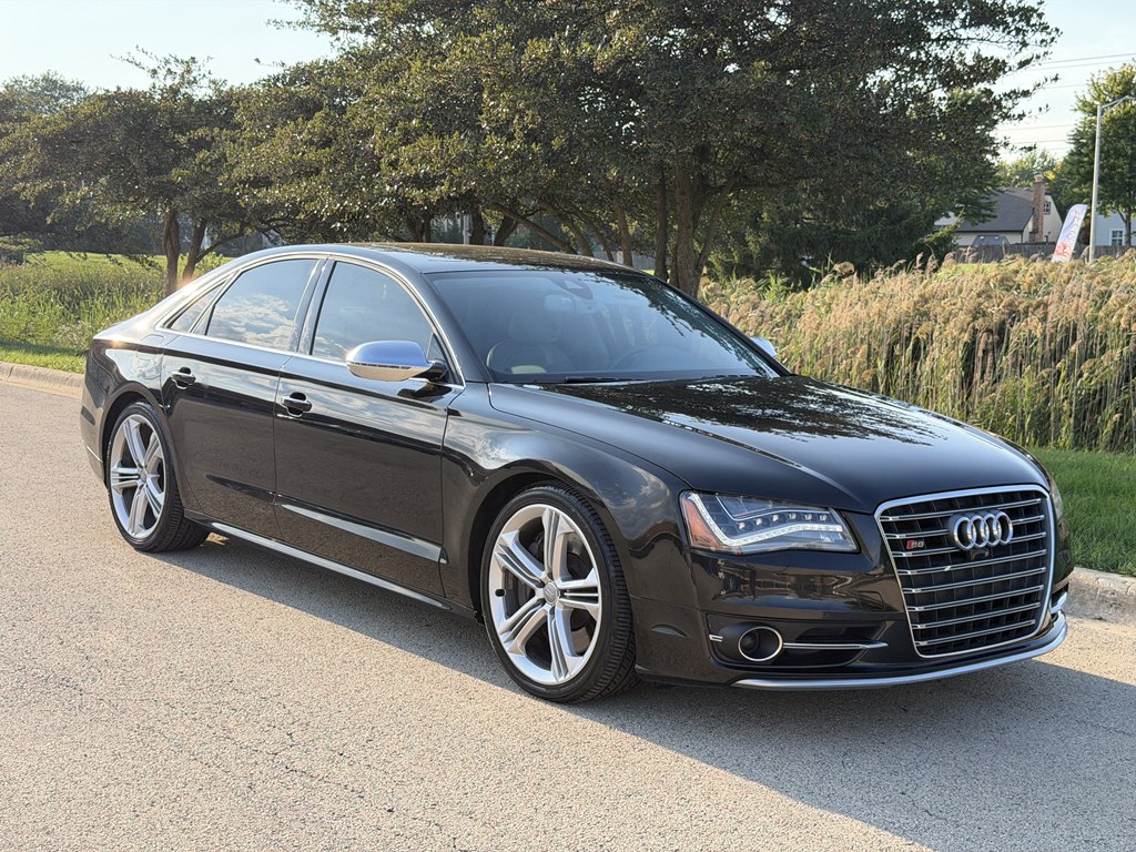 Photo 3 of this AUDI S8