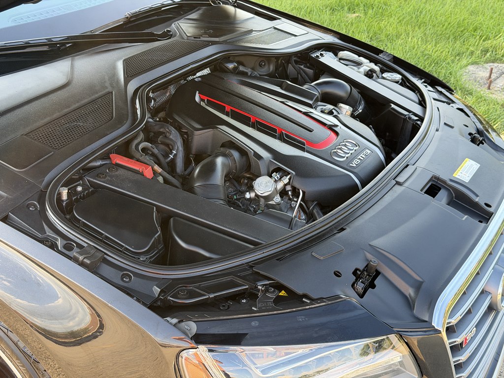 Photo 23 of this AUDI S8