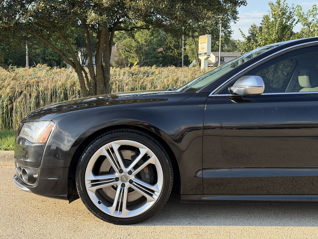 Photo 9 of this AUDI S8