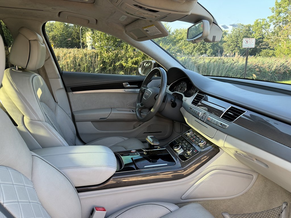 Photo 35 of this AUDI S8