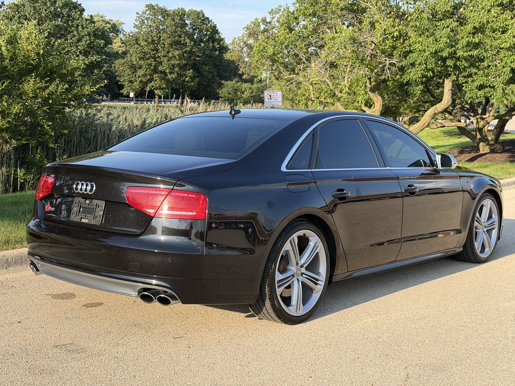 Photo 2 of this AUDI S8