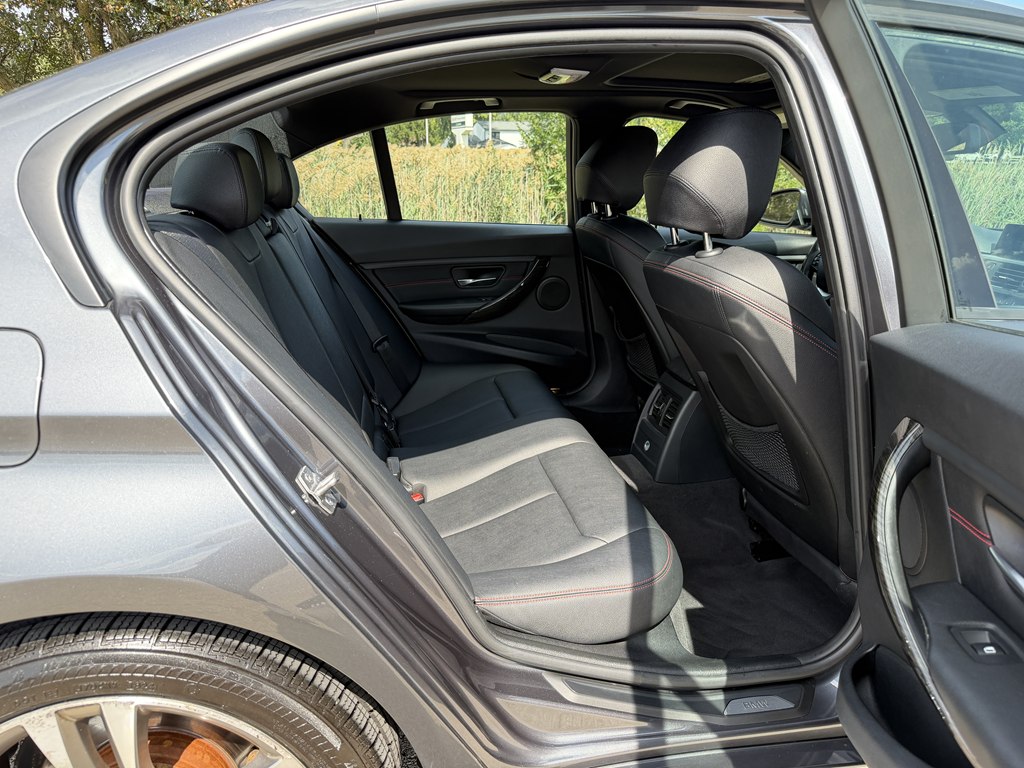 Photo 37 of this BMW 3 SERIES