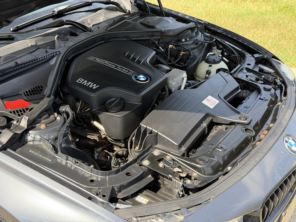 Photo 21 of this BMW 3 SERIES