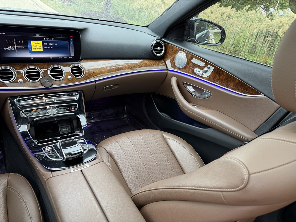 Photo 42 of this MERCEDES-BENZ E-CLASS