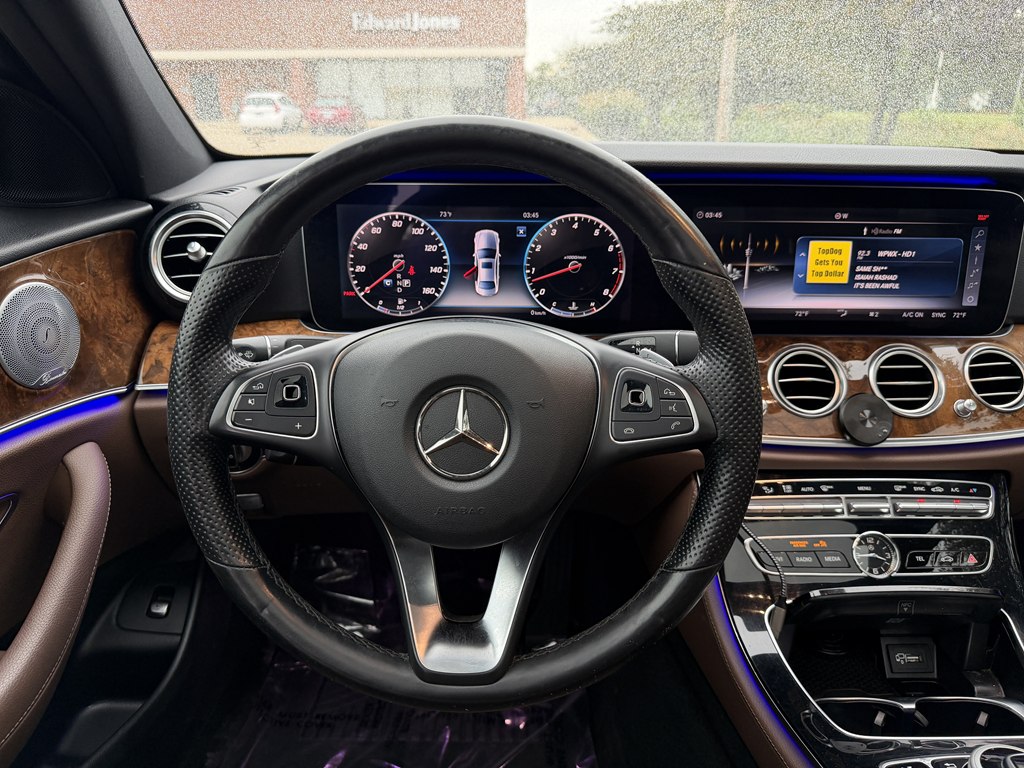 Photo 30 of this MERCEDES-BENZ E-CLASS
