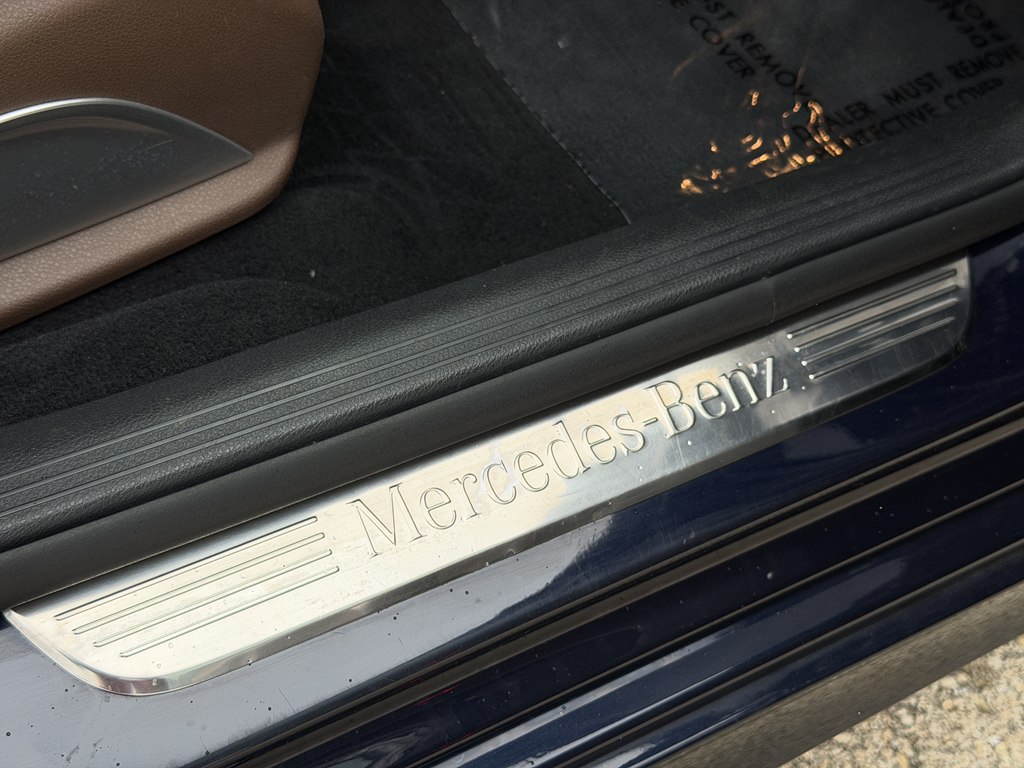 Photo 51 of this MERCEDES-BENZ E-CLASS