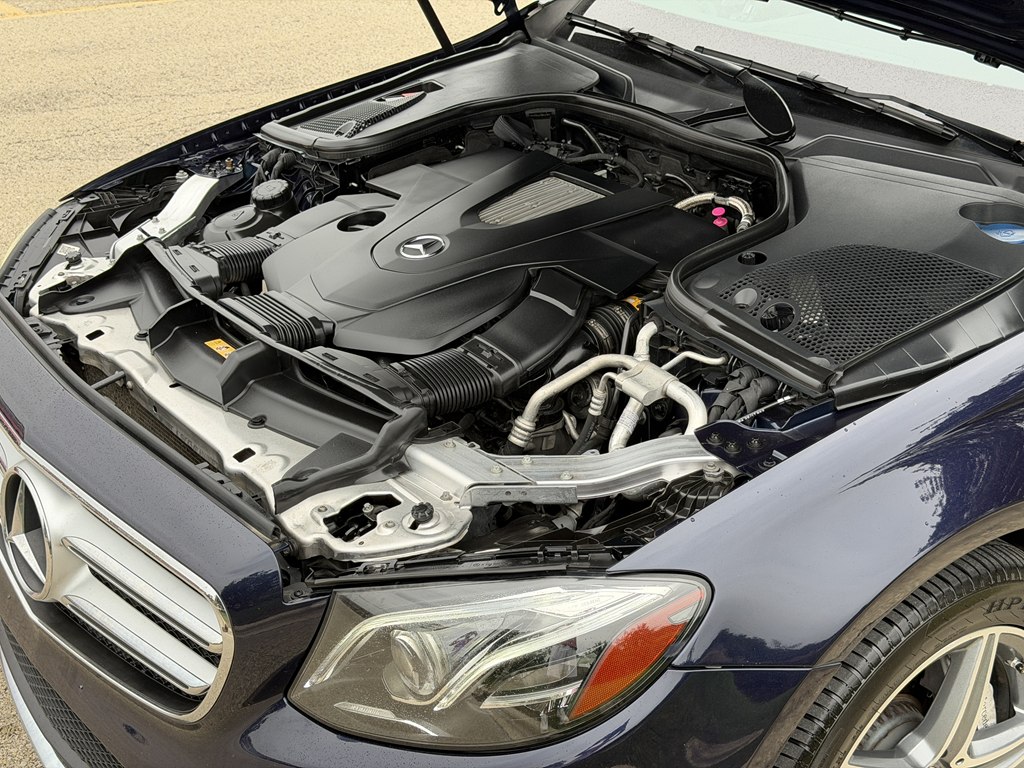 Photo 27 of this MERCEDES-BENZ E-CLASS