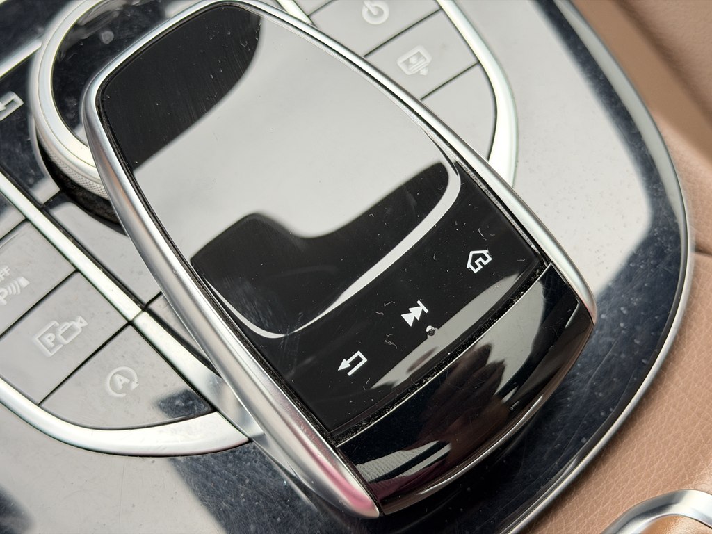 Photo 54 of this MERCEDES-BENZ E-CLASS
