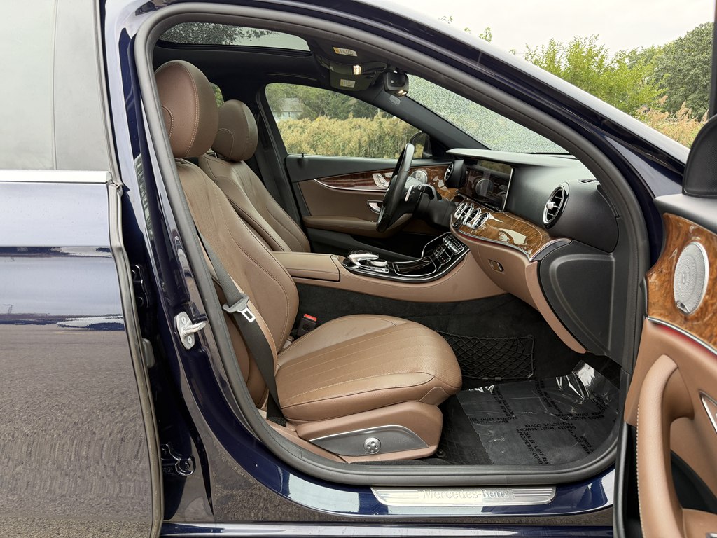 Photo 47 of this MERCEDES-BENZ E-CLASS