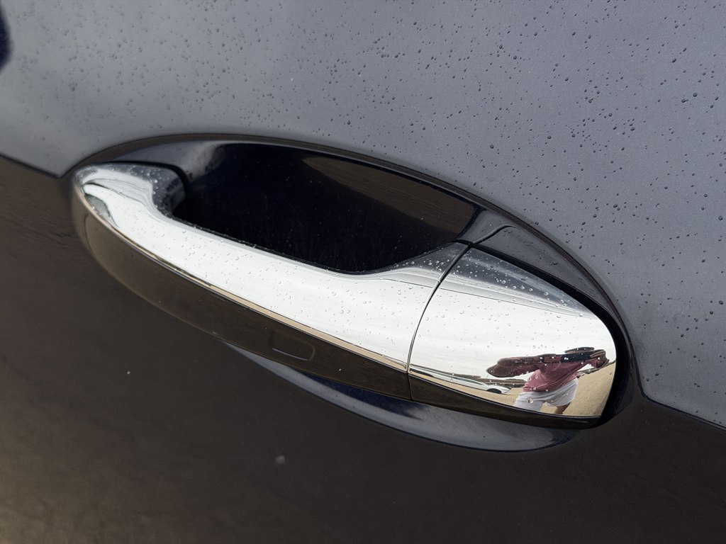 Photo 15 of this MERCEDES-BENZ E-CLASS