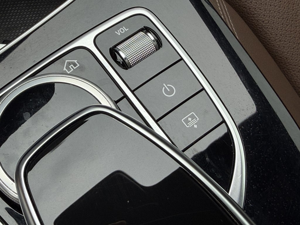 Photo 66 of this MERCEDES-BENZ E-CLASS