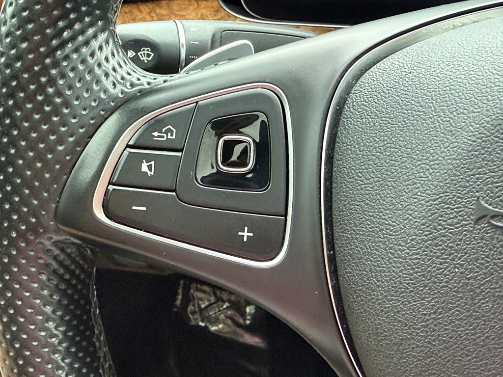 Photo 68 of this MERCEDES-BENZ E-CLASS