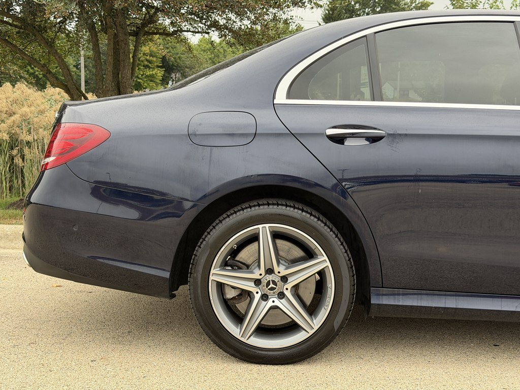 Photo 6 of this MERCEDES-BENZ E-CLASS