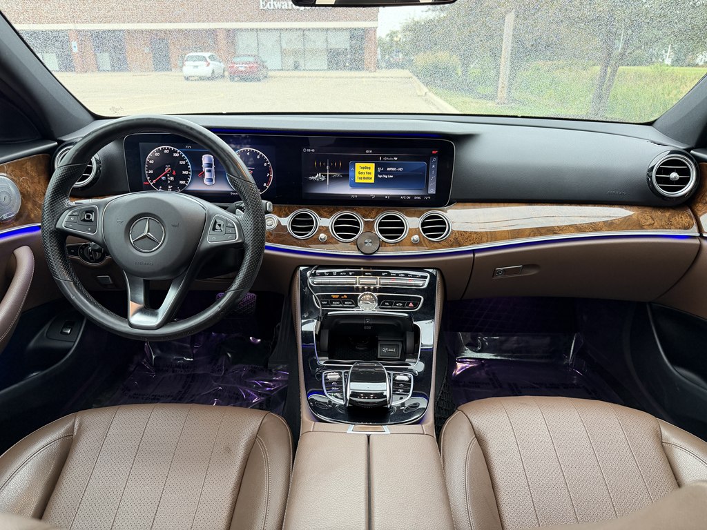 Photo 29 of this MERCEDES-BENZ E-CLASS