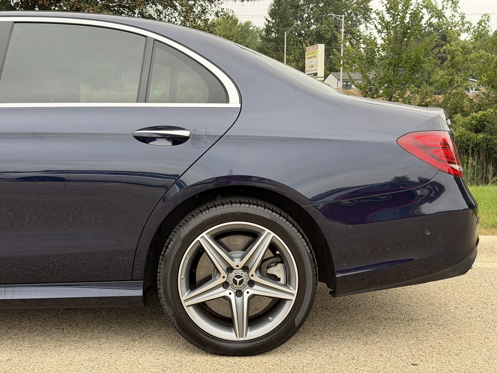 Photo 10 of this MERCEDES-BENZ E-CLASS