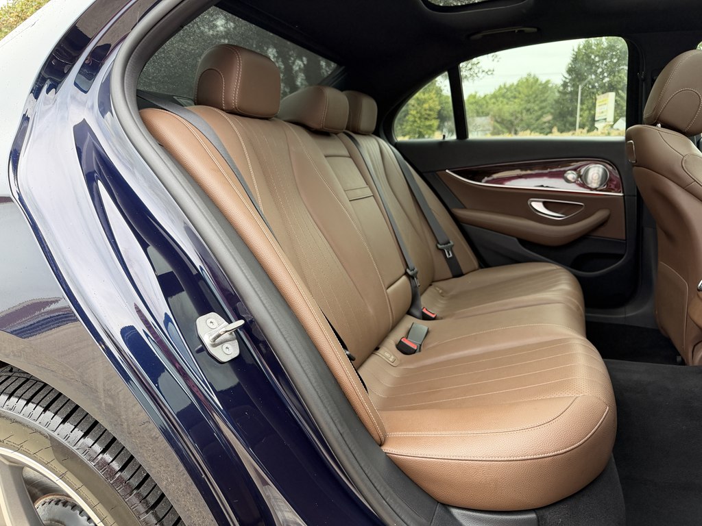 Photo 46 of this MERCEDES-BENZ E-CLASS