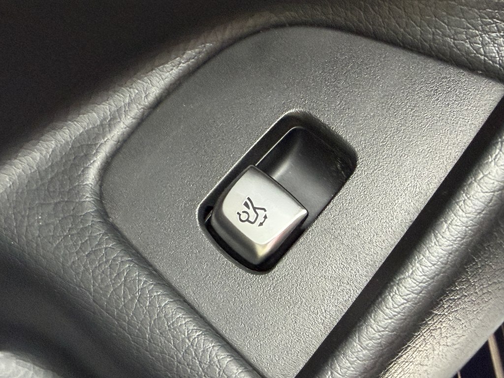 Photo 56 of this MERCEDES-BENZ E-CLASS
