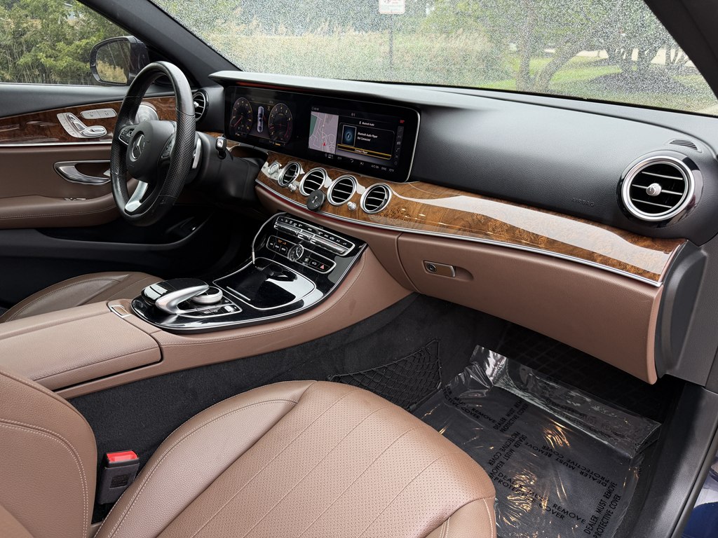 Photo 49 of this MERCEDES-BENZ E-CLASS