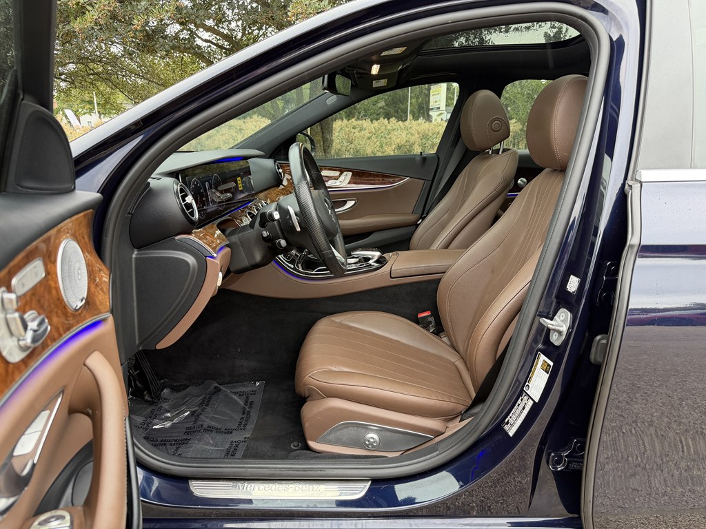 Photo 38 of this MERCEDES-BENZ E-CLASS
