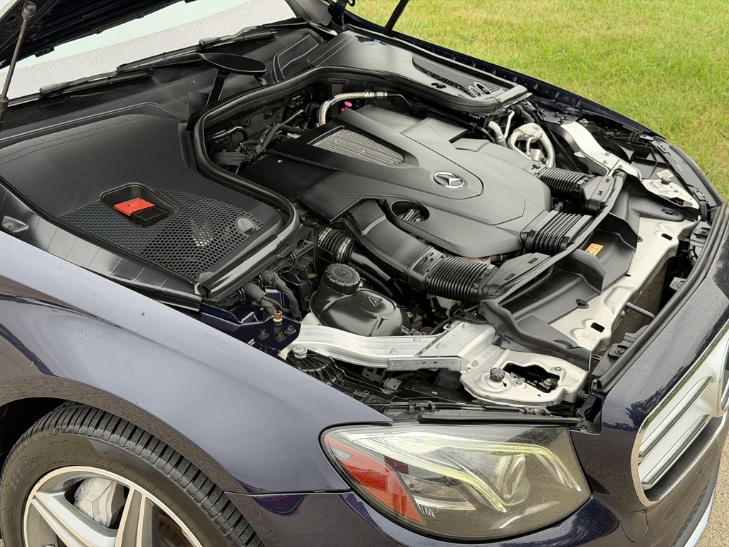Photo 24 of this MERCEDES-BENZ E-CLASS