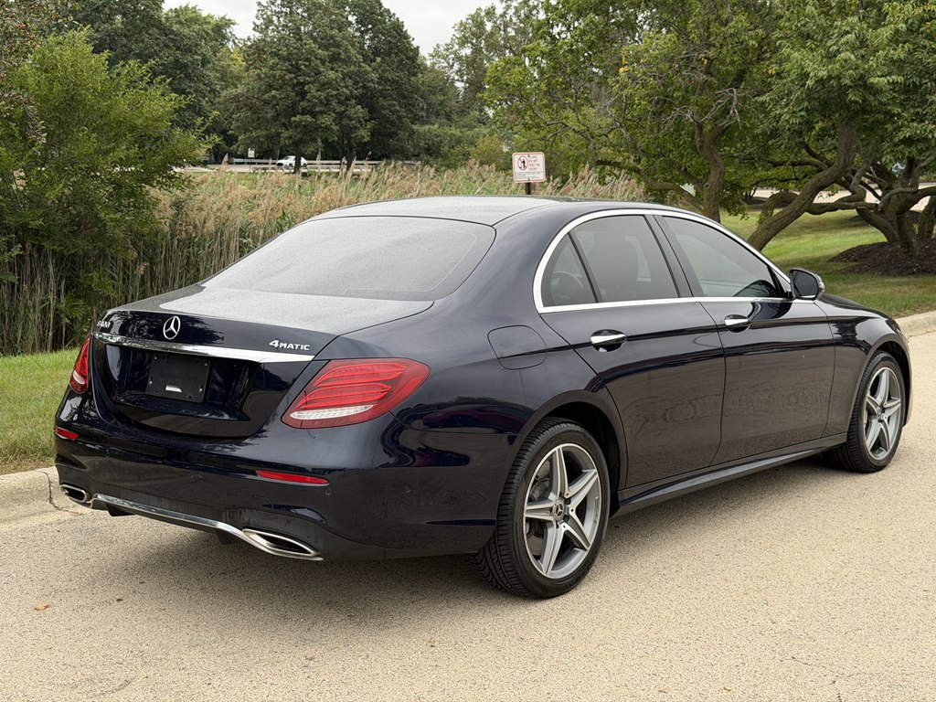 Photo 2 of this MERCEDES-BENZ E-CLASS
