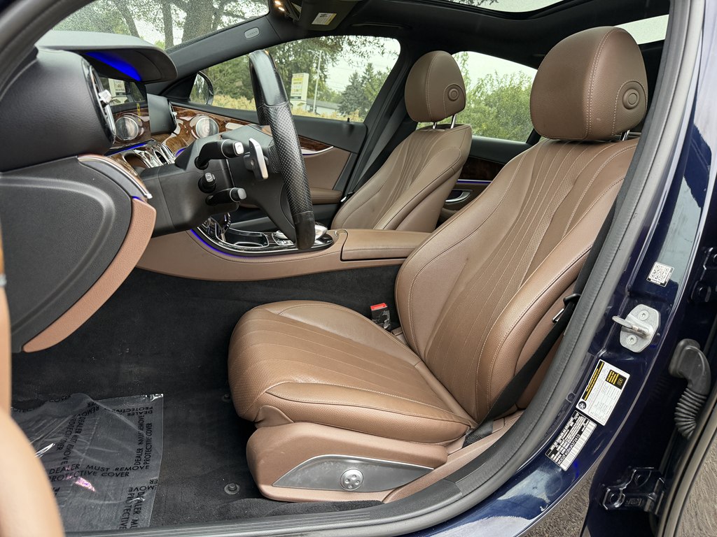 Photo 36 of this MERCEDES-BENZ E-CLASS