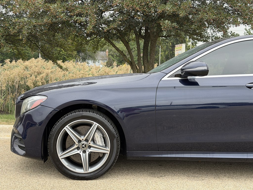 Photo 9 of this MERCEDES-BENZ E-CLASS