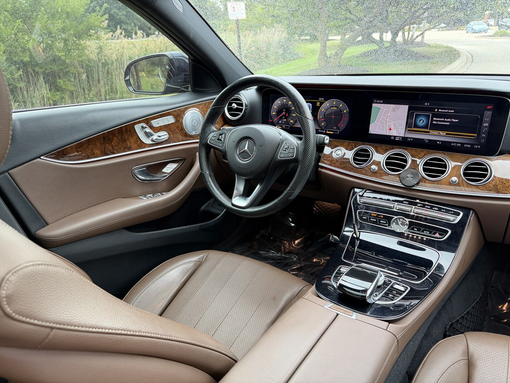 Photo 43 of this MERCEDES-BENZ E-CLASS