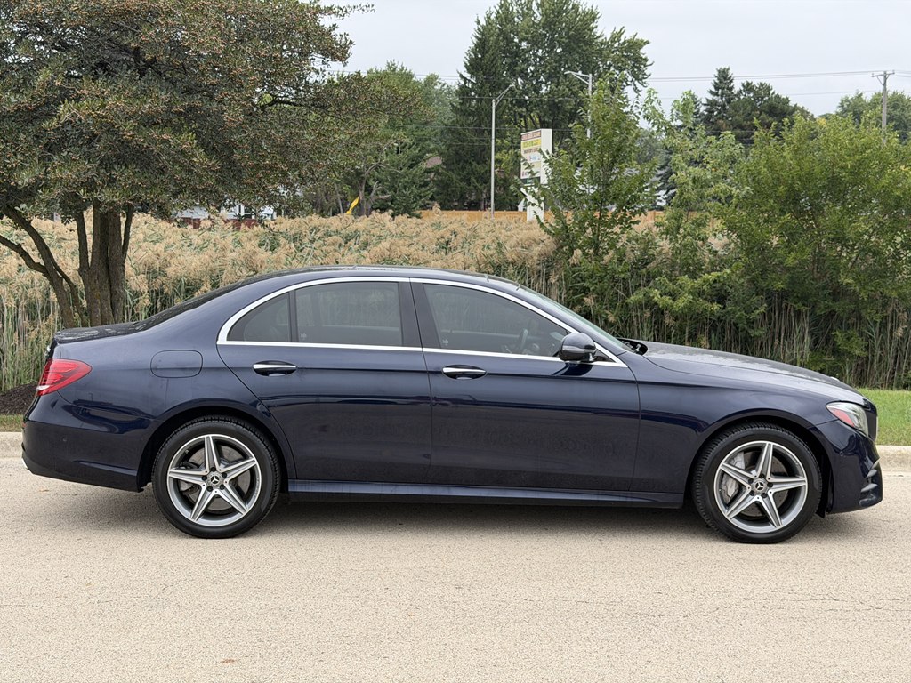 Photo 5 of this MERCEDES-BENZ E-CLASS