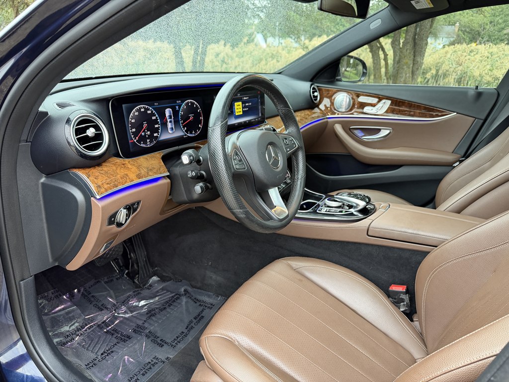 Photo 37 of this MERCEDES-BENZ E-CLASS