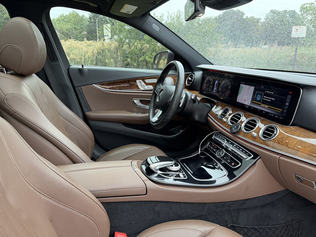 Photo 48 of this MERCEDES-BENZ E-CLASS