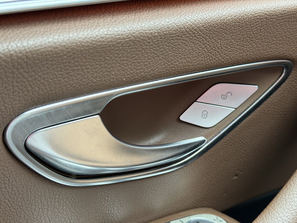 Photo 63 of this MERCEDES-BENZ E-CLASS