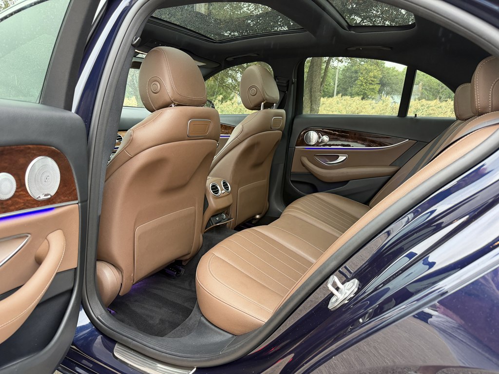 Photo 40 of this MERCEDES-BENZ E-CLASS