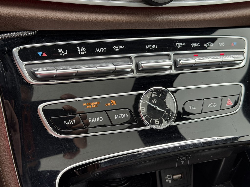 Photo 61 of this MERCEDES-BENZ E-CLASS