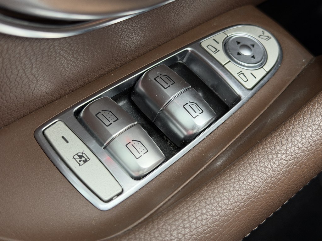 Photo 67 of this MERCEDES-BENZ E-CLASS
