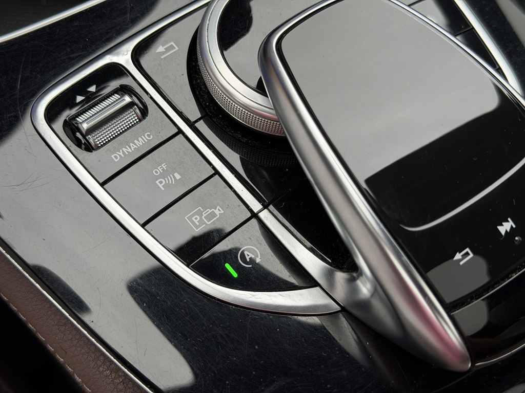 Photo 57 of this MERCEDES-BENZ E-CLASS