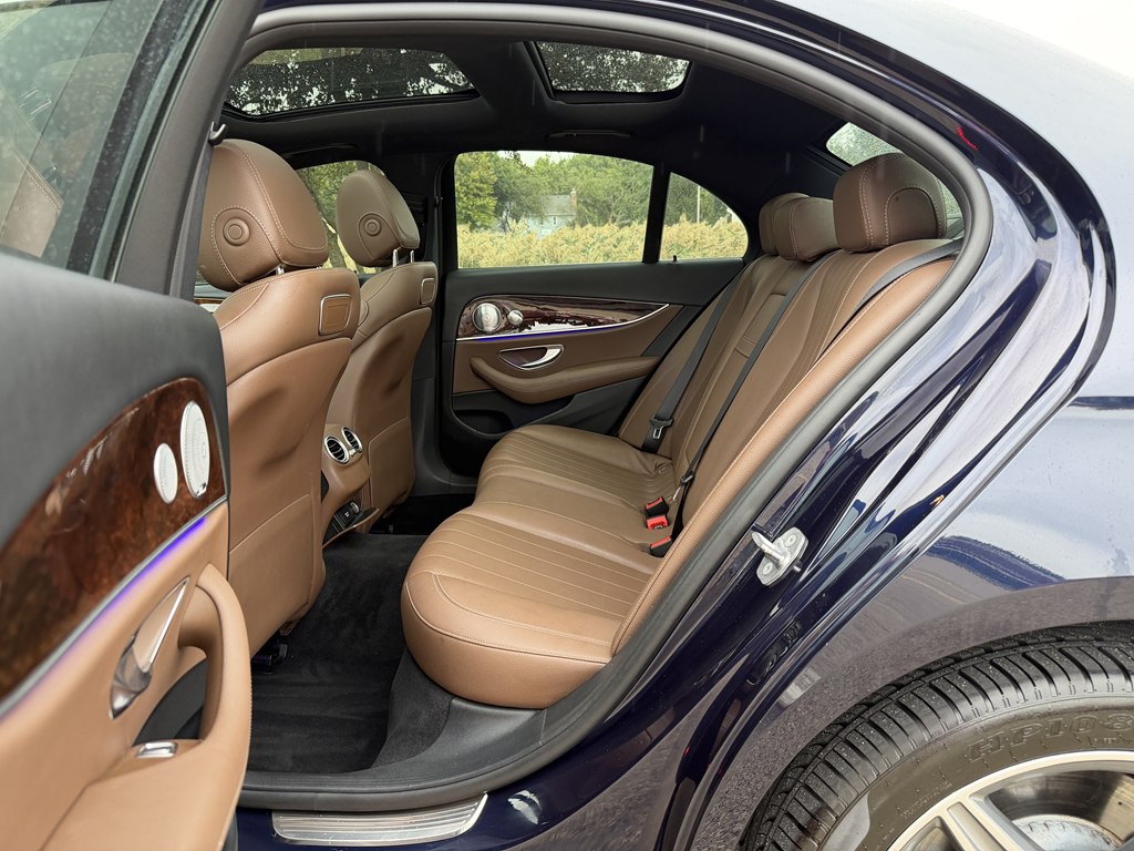 Photo 39 of this MERCEDES-BENZ E-CLASS