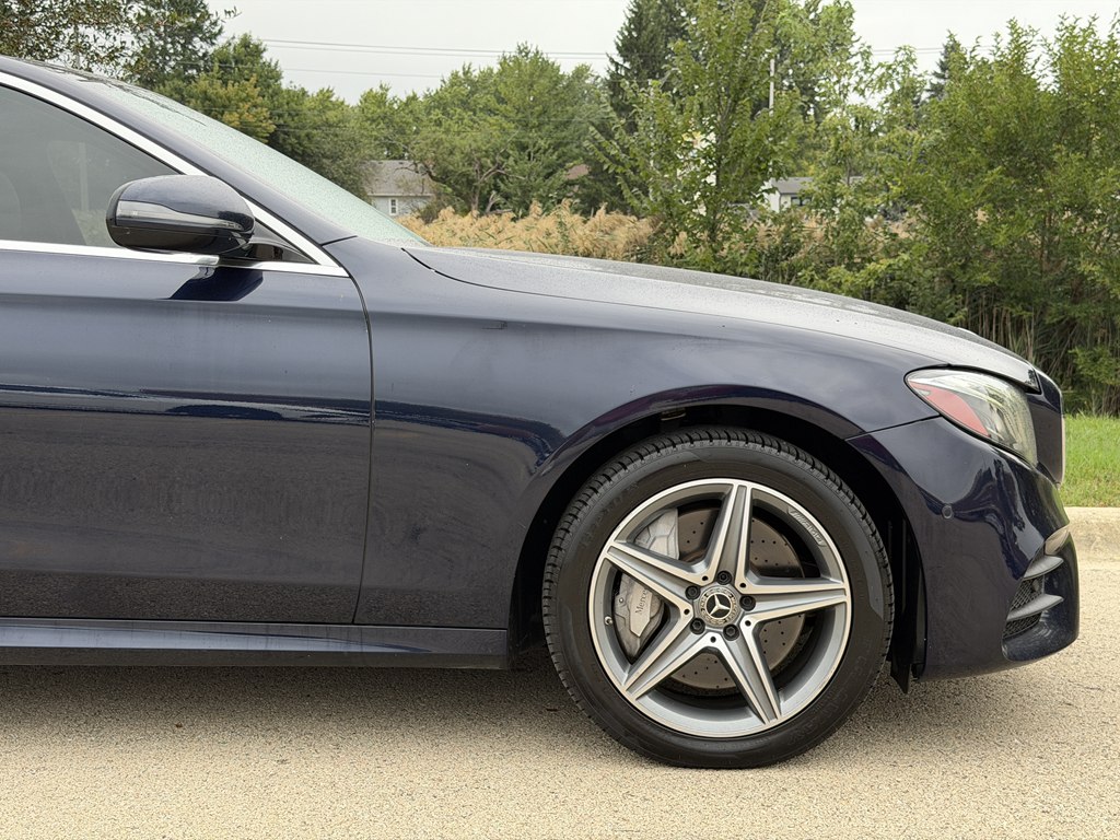 Photo 7 of this MERCEDES-BENZ E-CLASS