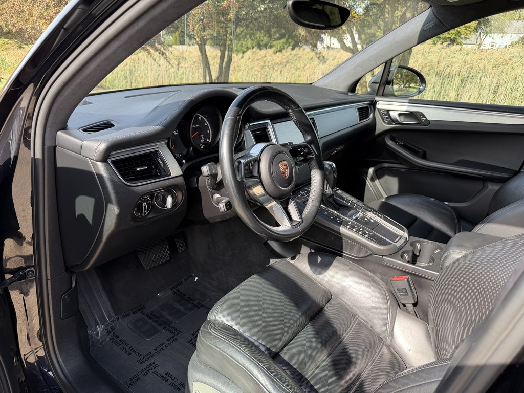Photo 36 of this PORSCHE MACAN