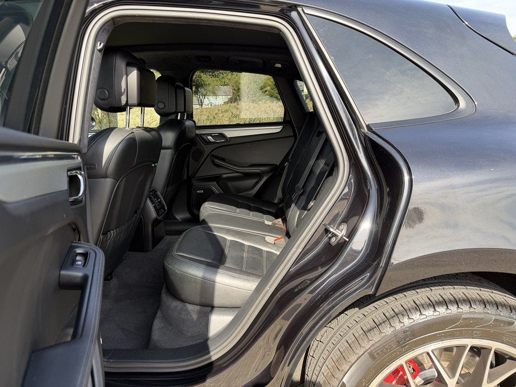 Photo 40 of this PORSCHE MACAN