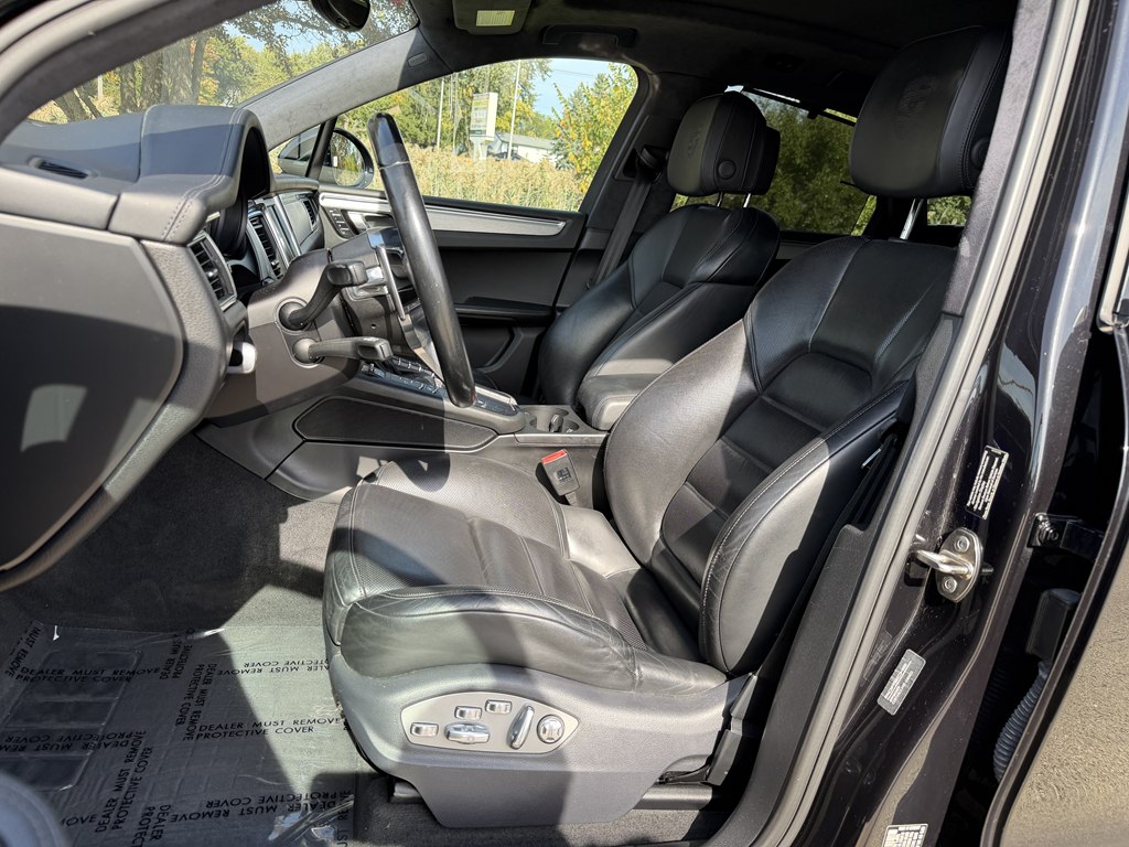 Photo 38 of this PORSCHE MACAN