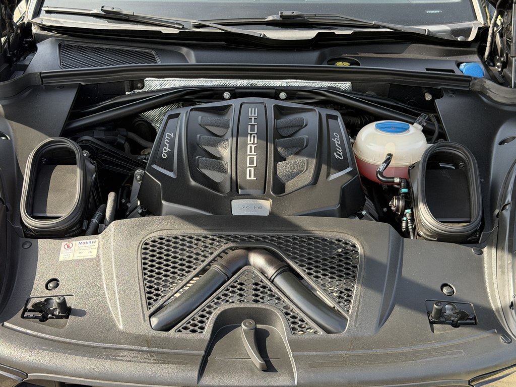 Photo 19 of this PORSCHE MACAN