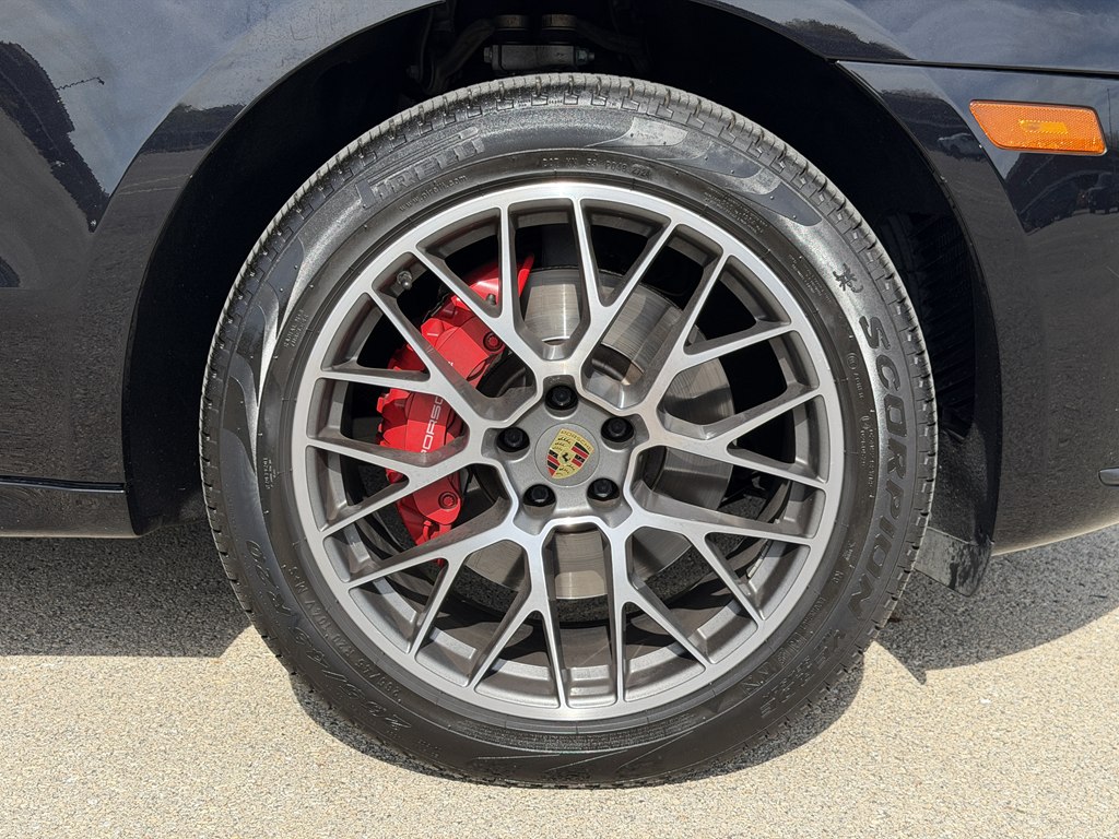 Photo 25 of this PORSCHE MACAN